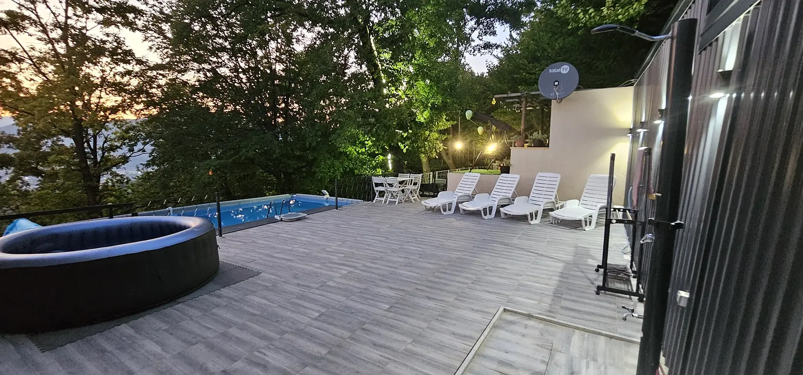 Prostrana terasa s bazenom i jacuzzijem