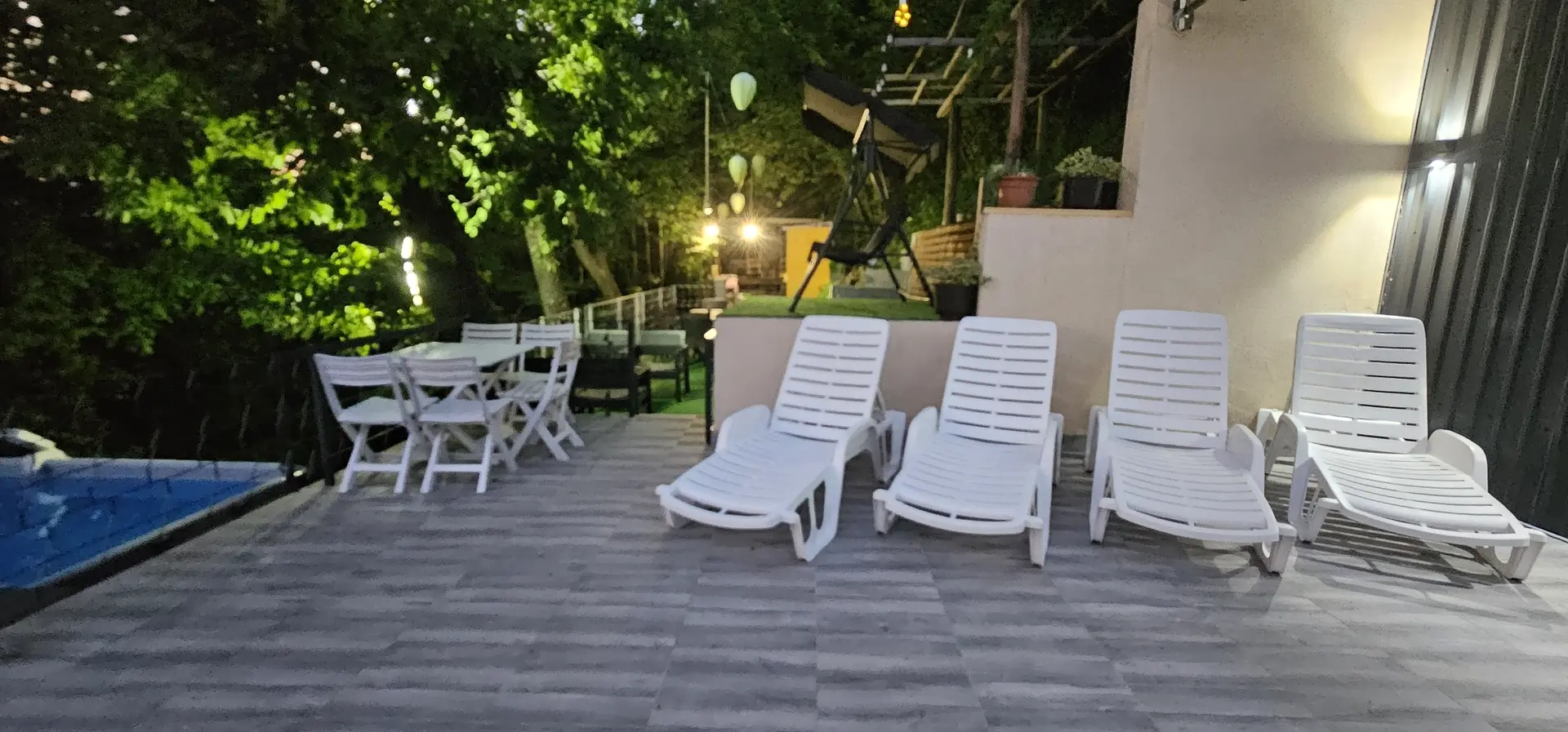 Ležaljke na velikoj terasi
