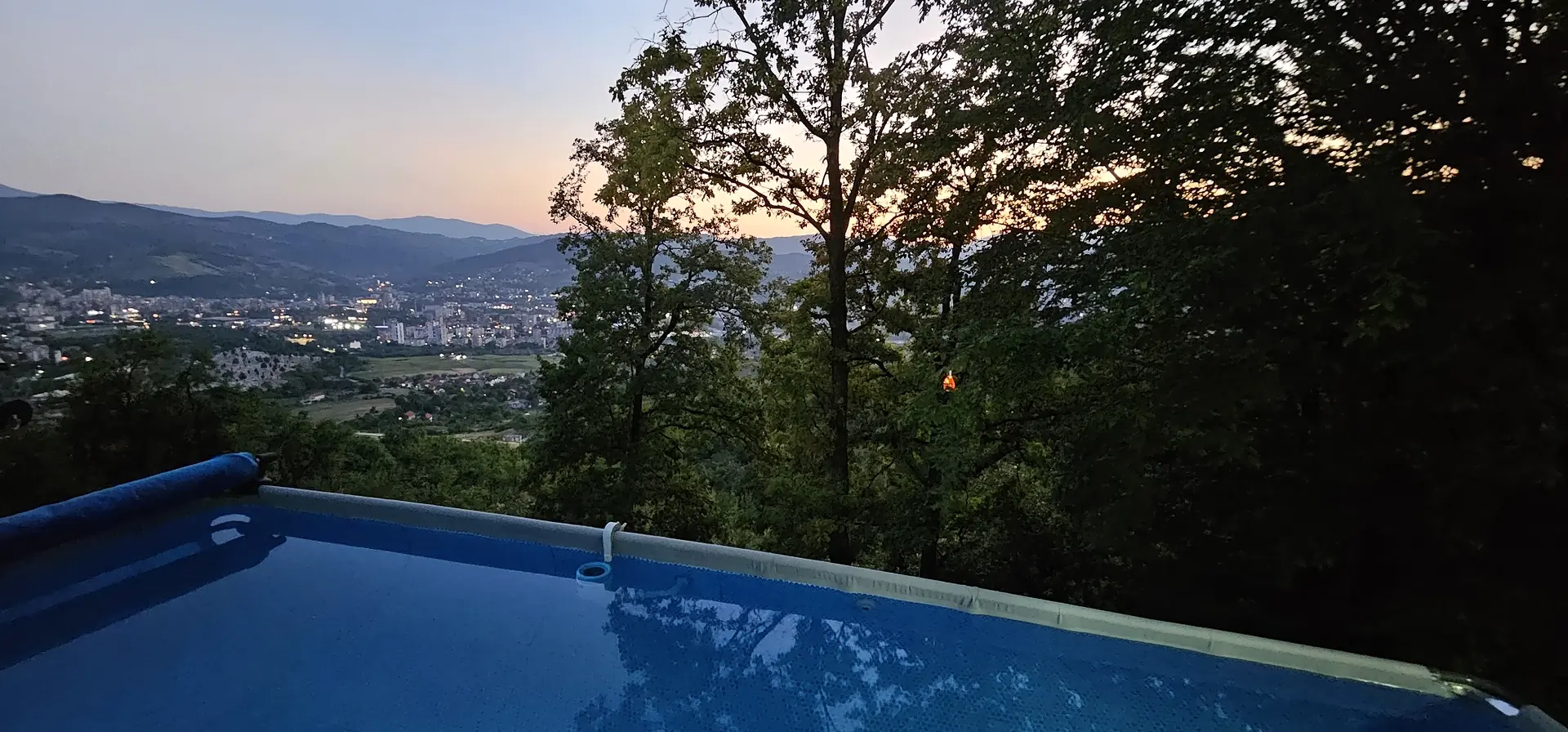 Panorama grada uz bazen